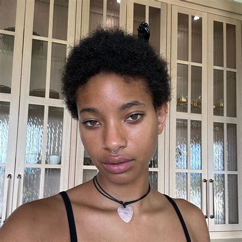 Willow Smith is covered in tattoos in stunning。